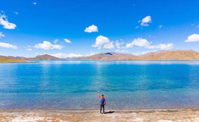 原创             初见羊湖，它的艳丽让人不敢相信，不禁感叹，此景只因天上有