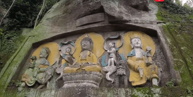 原创重庆合川神秘的大佛金光闪闪却杂草丛生何时修建无人知晓