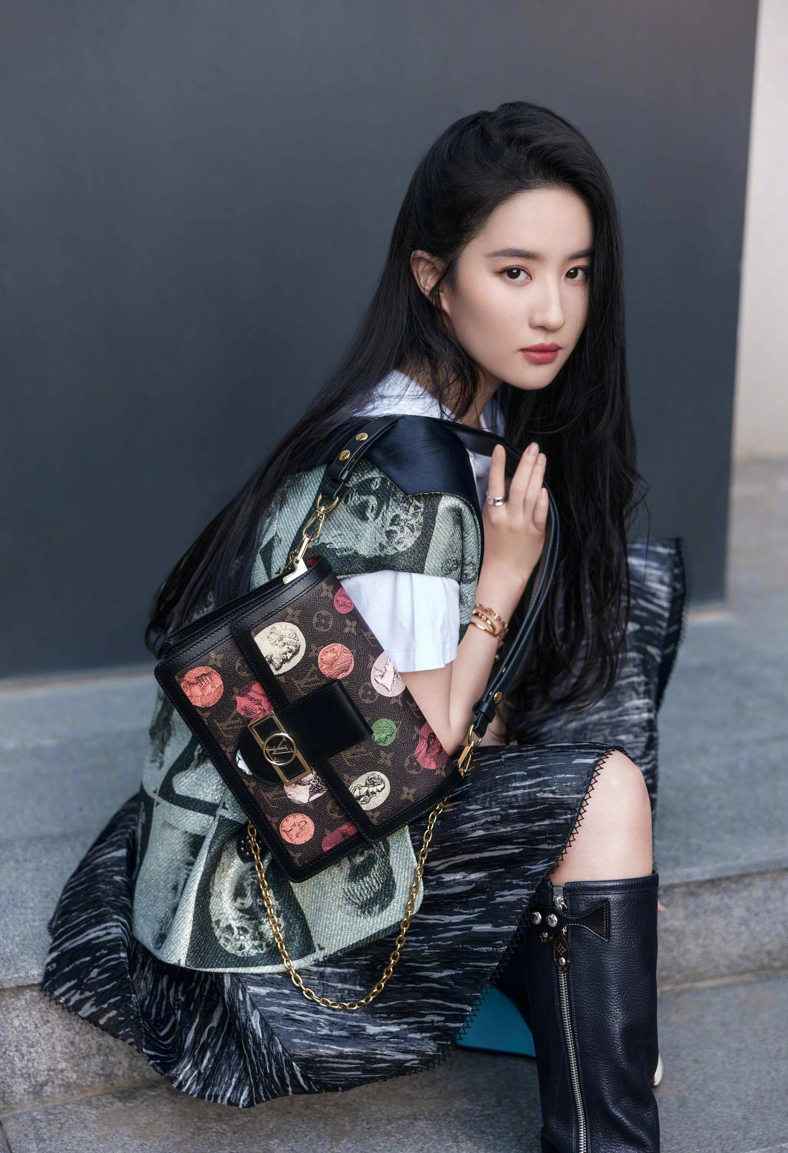 原创杨采钰同刘亦菲争宠跟60岁富商结局如何