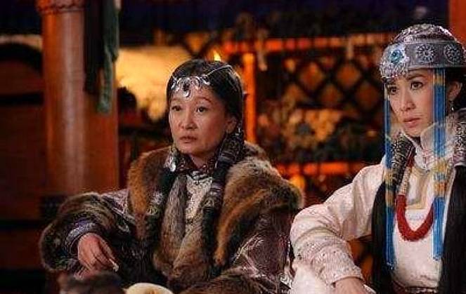 铁木真死后,将汗位传给了托雷的哥哥窝阔台.