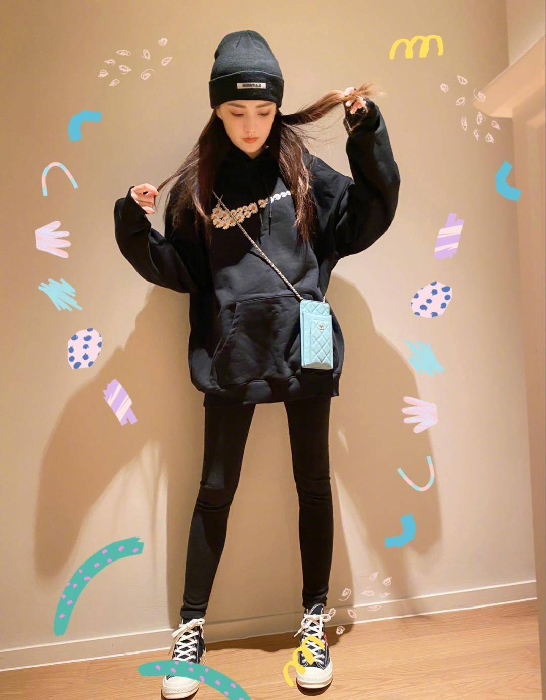 揭秘徐璐的私人衣橱,小方脸女孩的时髦穿搭法则,美呆众人_白色_帆布鞋