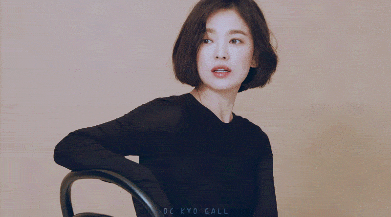 宋慧乔又拍时尚大片,短发造型百变戴墨镜酷美,38岁高级范十足_乔妹