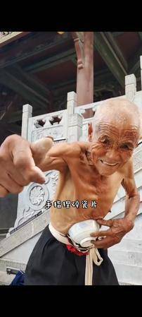 这位大爷火了徒手劈砖捏碎瓷片据说已经苦练60多年了