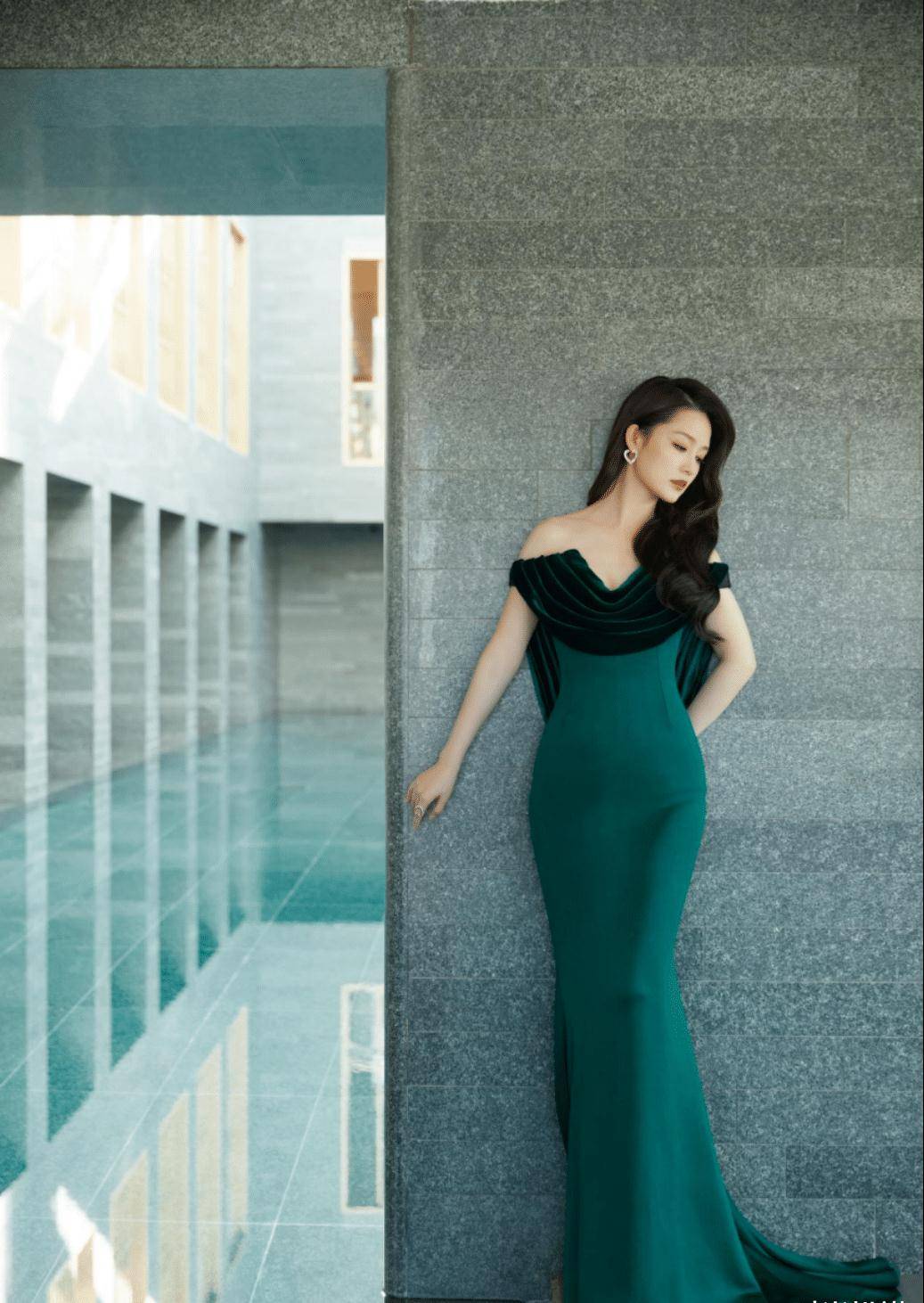 原创李沁穿墨绿色礼服好高贵丝绒面料超显优雅搭配温柔妆容绝美