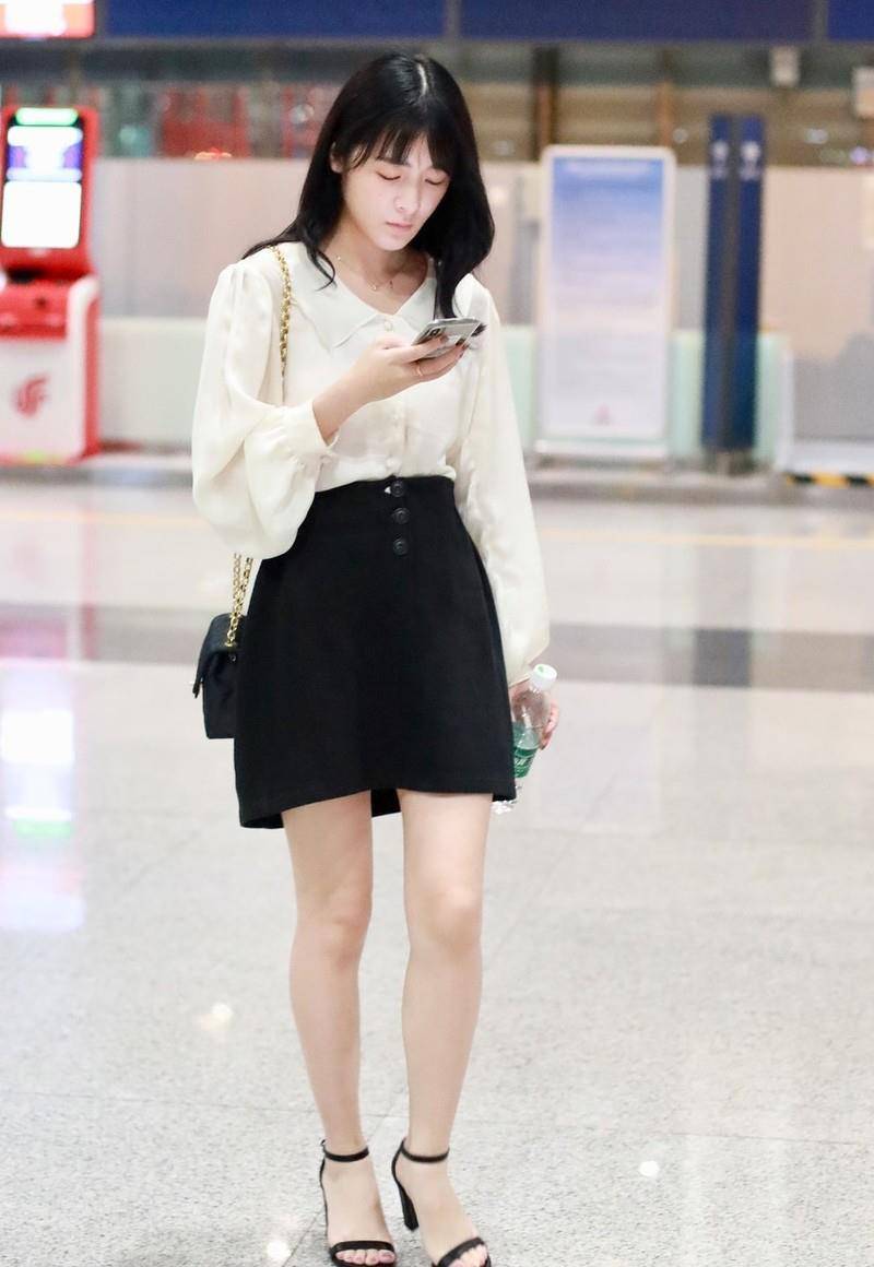 原创徐娇真是长大了穿衬衫都有女人味让人忘了她曾是假小子