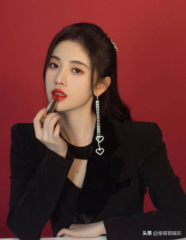 原创鞠婧祎经纪公司迷惑行为夸他家艺人反告别人恭喜被告c位出道