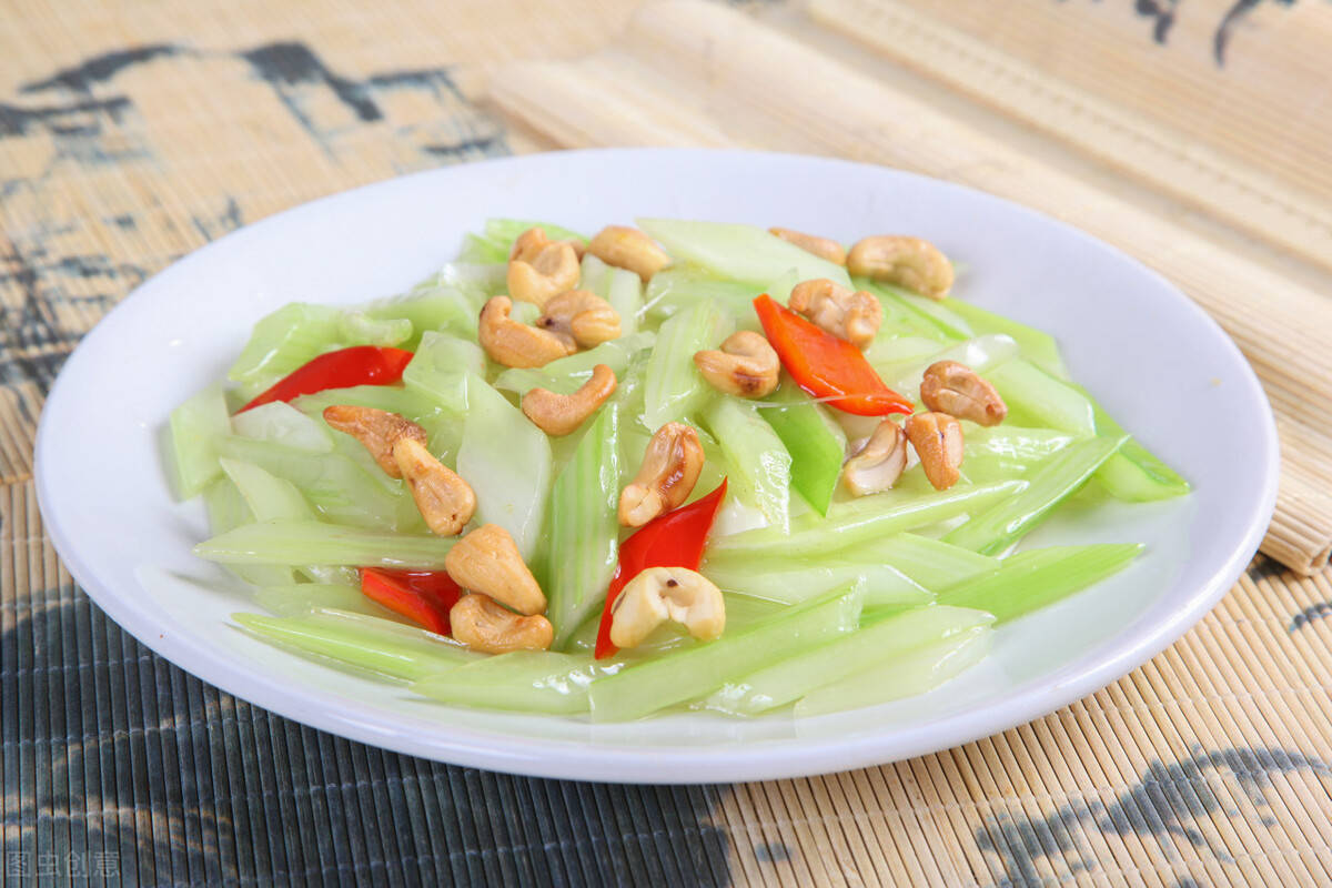 食材:虾仁,腰果,青辣椒,植物油,葱,姜.做法:1.