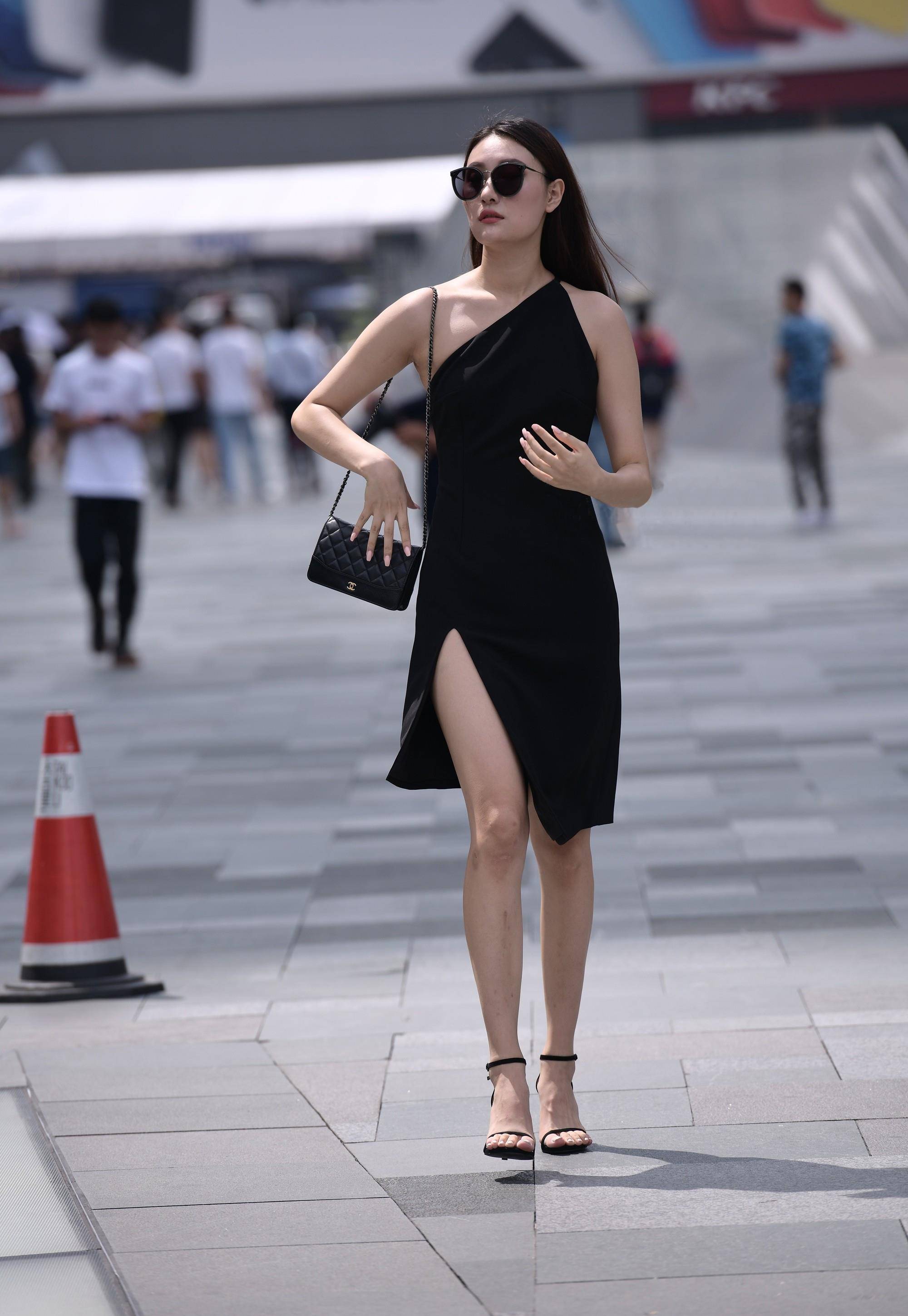 街拍小姐姐疯狂种草肩膀露一半姿势太迷人网友沦陷了