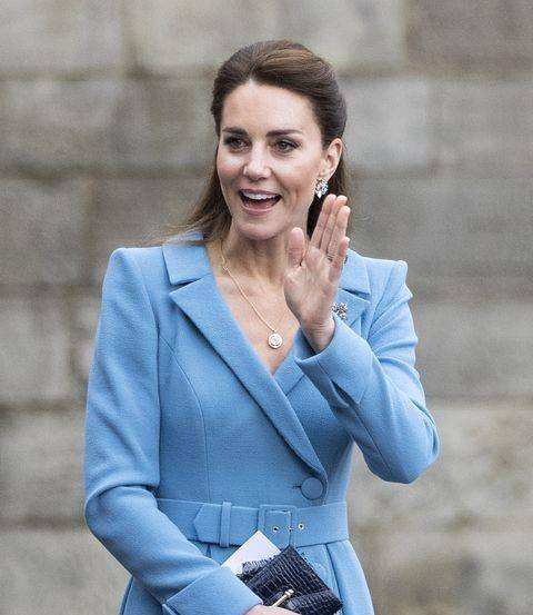 原创凯特王妃庆祝英国女王登基70周年穿搭太美她的手拿包也被热搜