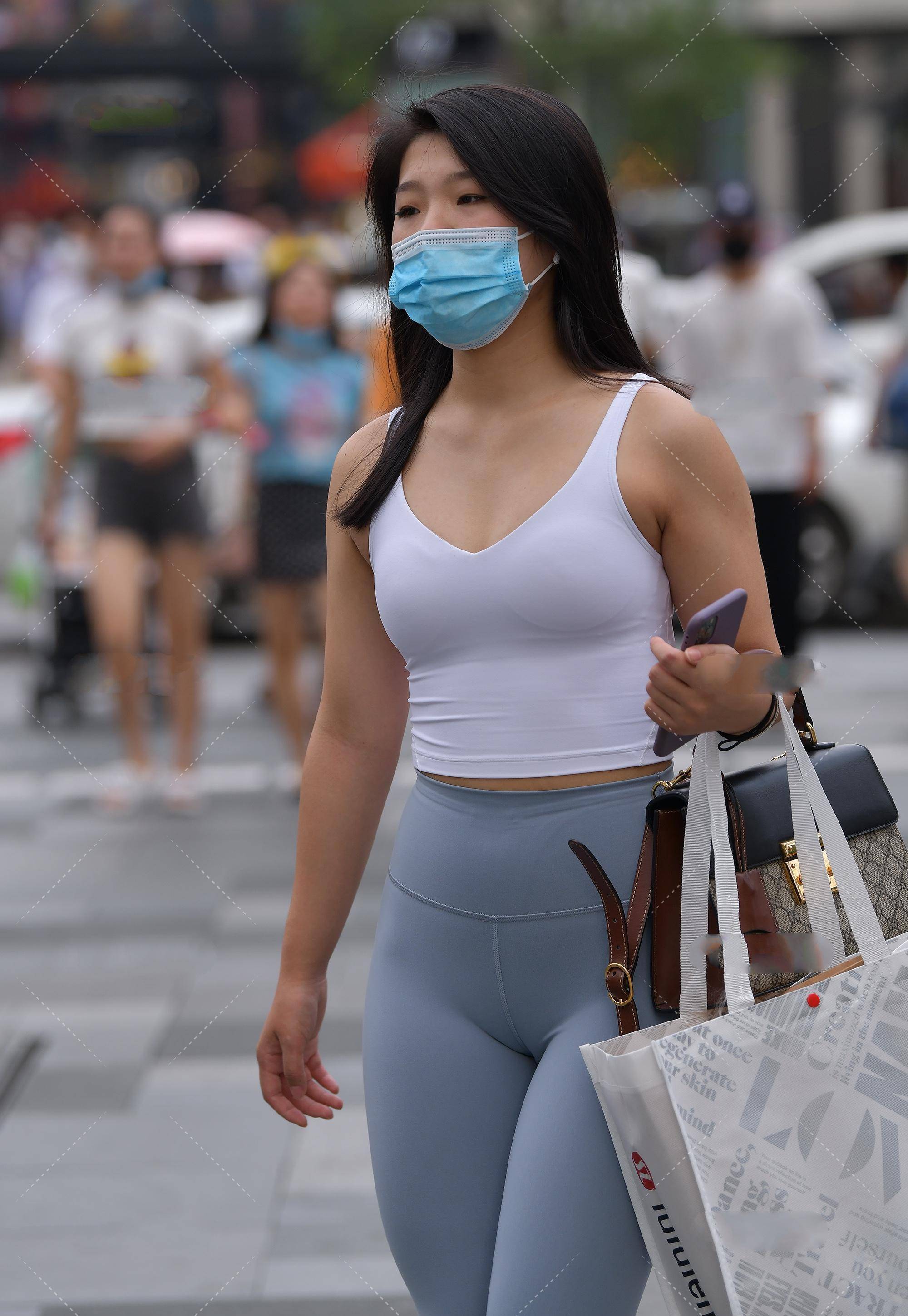 运动衣服搭配瑜伽裤简约时尚充满力量美热爱运动者的必备套装