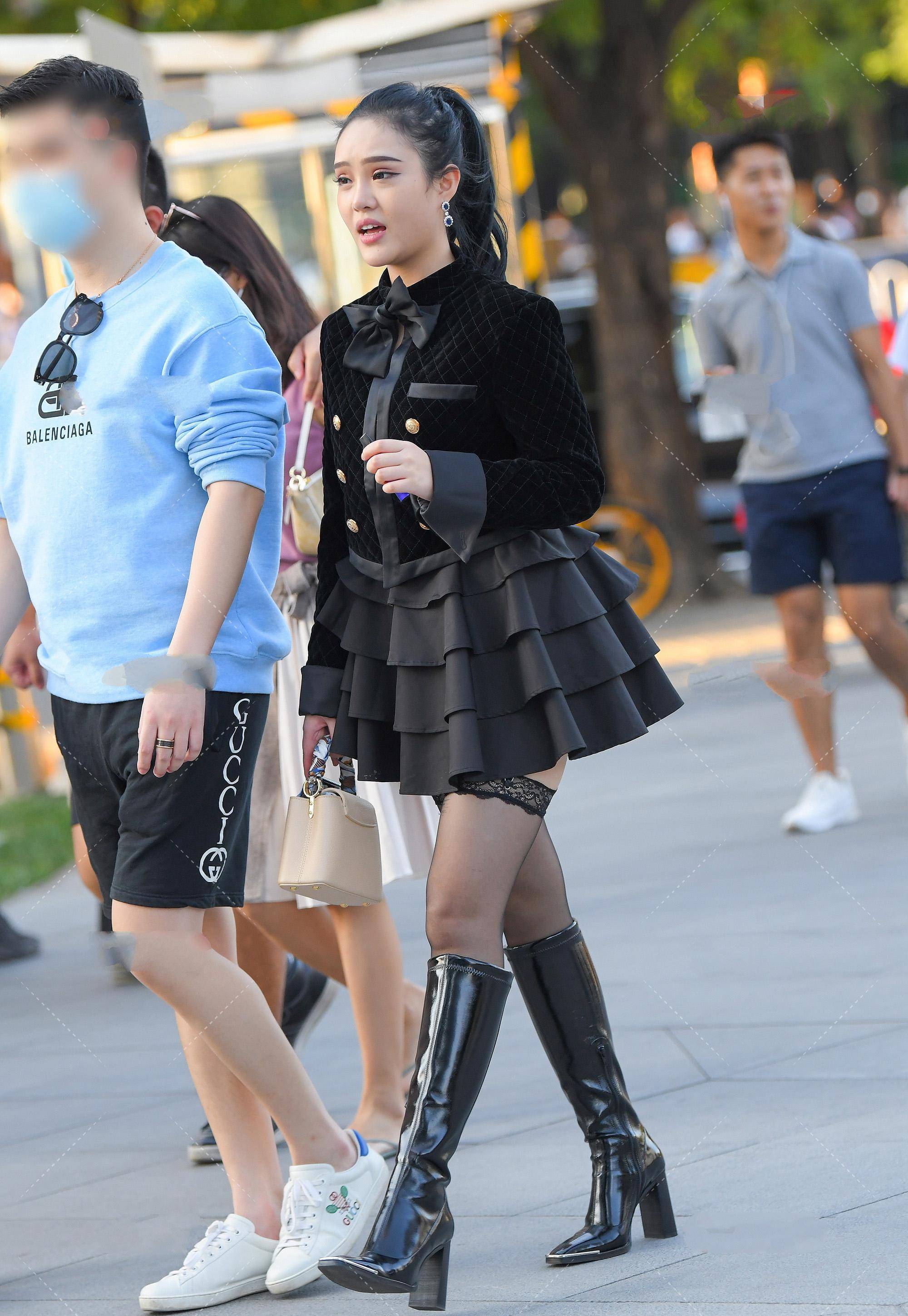 蓬蓬短裙搭配黑色长靴,甜美可爱,时尚贵气,黑色但不仅仅是黑色_款式