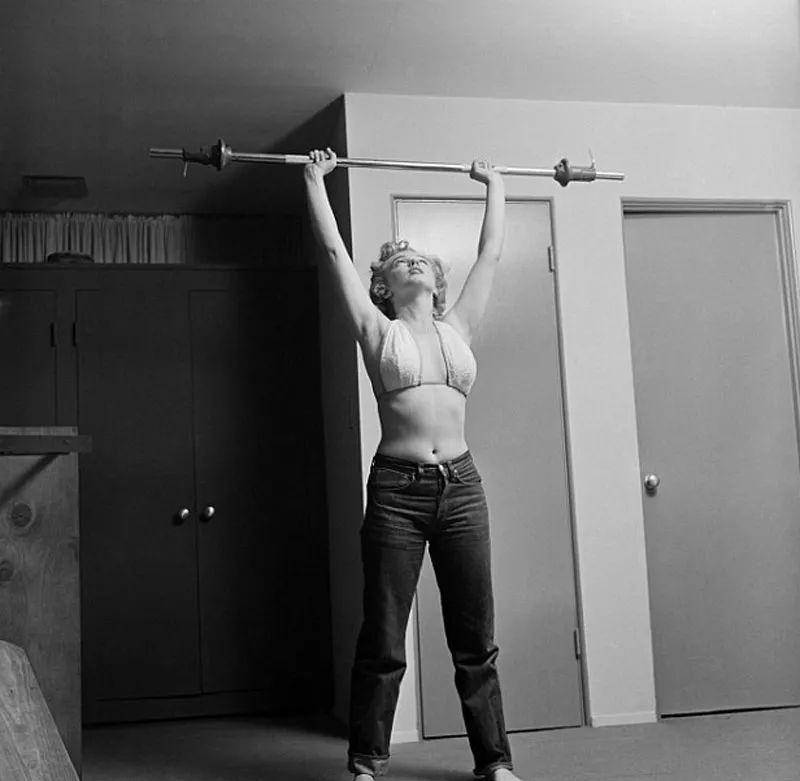 原创15张玛丽莲梦露私人运动照背后努力的梦露一样美丽动人