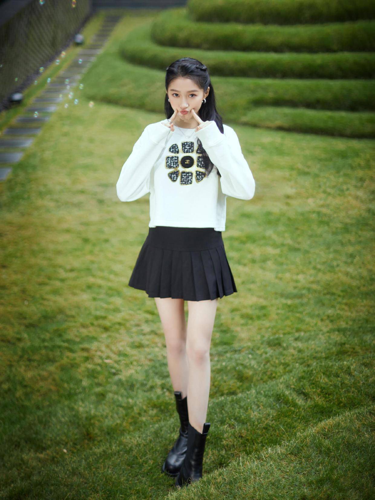 原创关晓彤的少女感真强红色蝴蝶结连衣裙洋气甜美喜庆又有气场