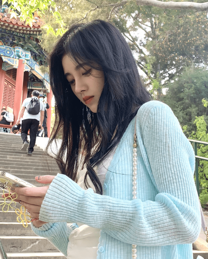 鞠婧t晒库存美照,留齐刘海被夸甜妹,膝盖上的伤疤却惹人心疼_女明星