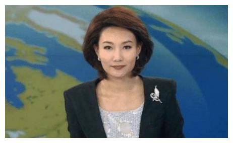 央视主持人多年戴假发"扮成熟",当看到她摘掉假发时,完全不同_张梓萌
