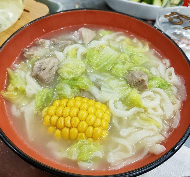 原料:手擀面,玉米排骨汤,娃娃菜,盐,姜片,食用油.