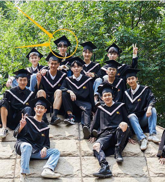 王俊凯回学校拍毕业照,稳居c位太耀眼,关晓彤素颜拍摄成赢家_样子