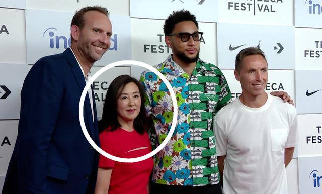 60岁妻子气质优雅,女儿穿长裙,五官清秀_篮网_吴明华_nba