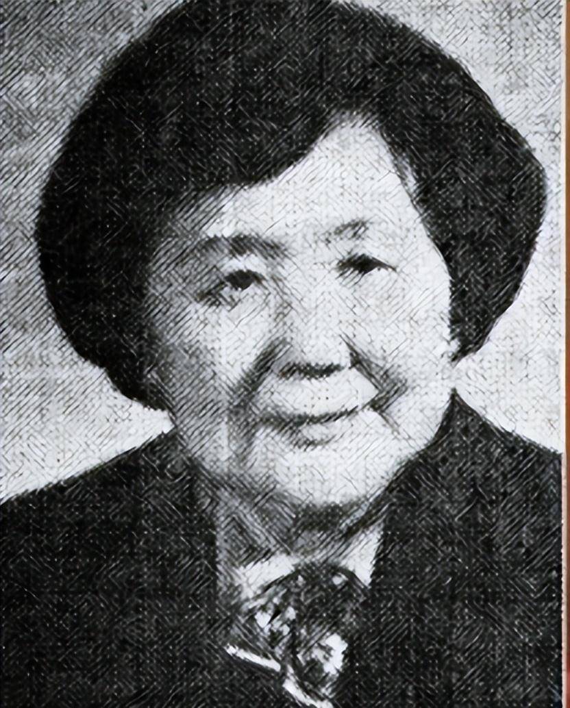 李婷答应试镜,经过化妆师的一双巧手,李婷瞬间成为雍容华贵的贾母