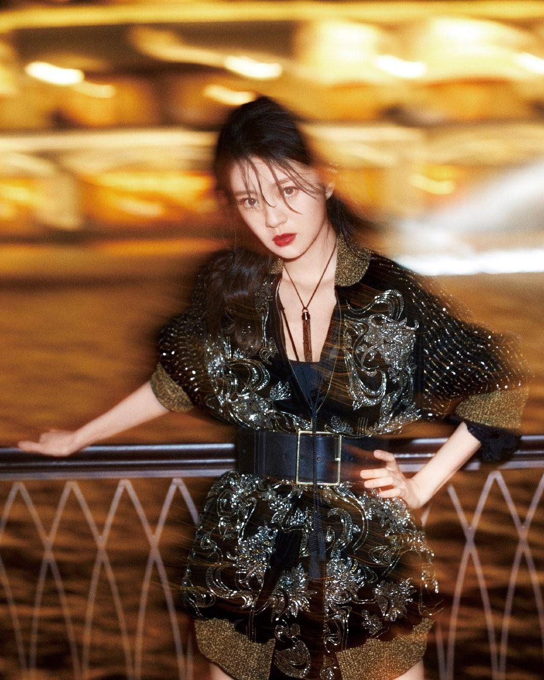 安以轩近况大片曝光,蚂蚁腰漫画腿吸睛,造型百变可甜可盐_气质_黑色