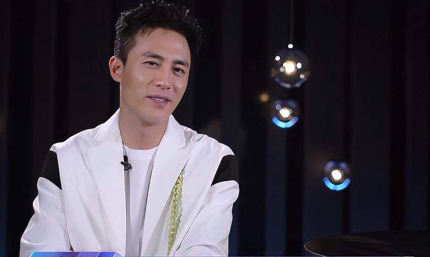 本是"dangerous",但是杜淳却唱成了"蛋饺肉丝儿",这一点,和黄晓明的"