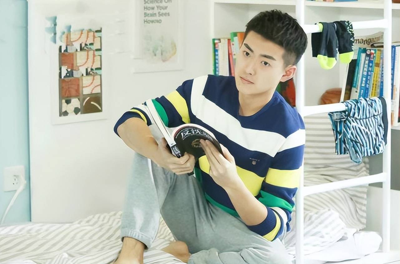 一家三口合照曝光,妻子肤白腿长颜值高_崔航_夫妻俩_保护