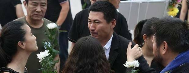 原創52歲張子健片場遭曝光曾因髮妻臥病娶富婆被說如今已被淡忘