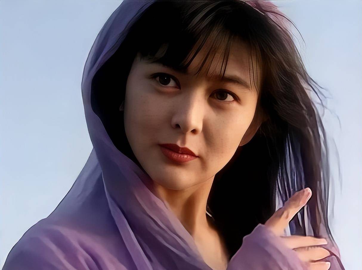 关之琳所饰演的虞姬,美丽可人,仅是低眉掩嘴笑,都能让人毫无招架之力.