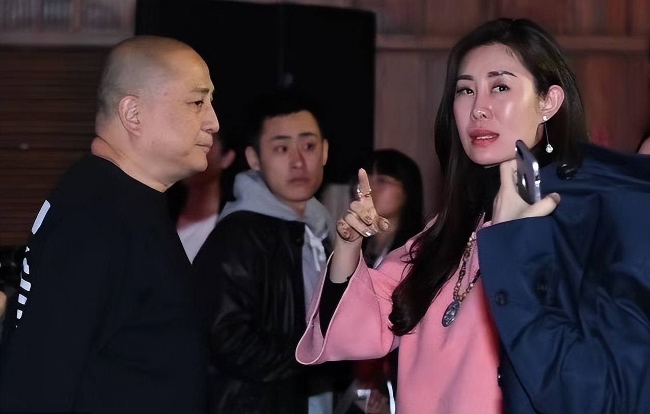 汤镇业带着小25岁的妻子共同亮相,小妻子文静身着中国风服饰佩戴翡翠