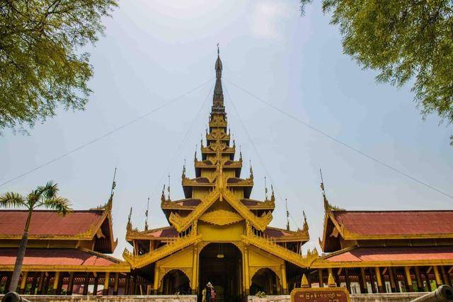 这是缅甸最后一个王朝的皇宫，有八九十个大殿，风格别具一格！