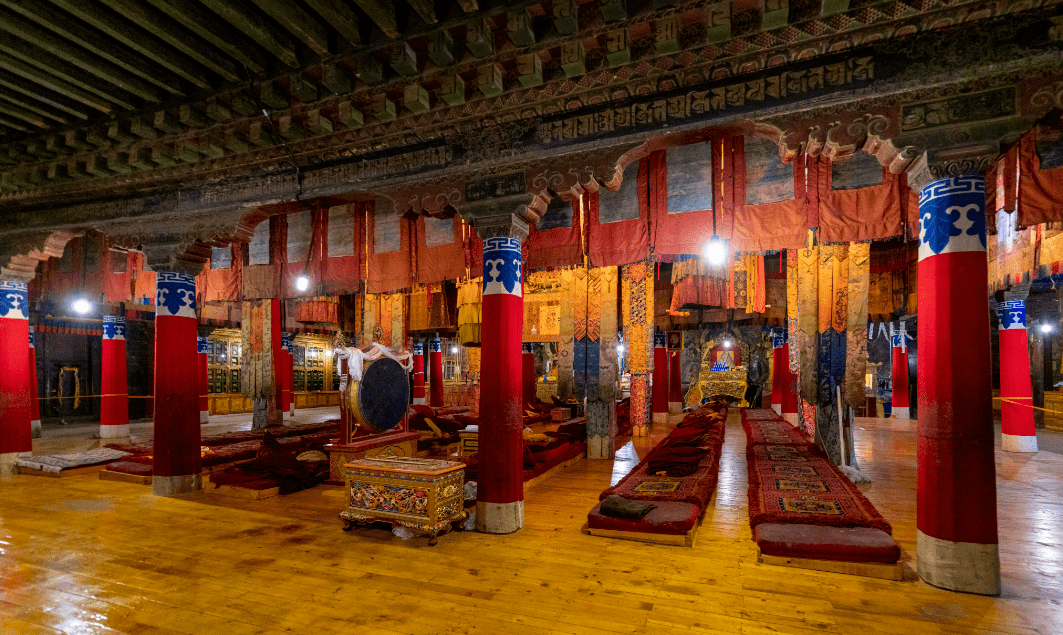 宏伟巨大的寺院群矗立在了年楚河边前后历经18年,一座集宗教和艺术于