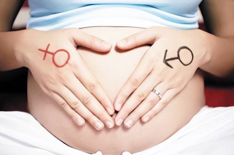 三胎妈妈晒罕见孕肚：悬浮半空向前凸,像塞个西瓜被质疑假孕