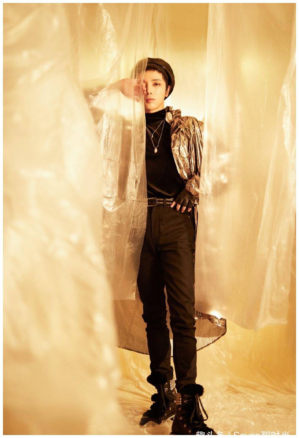 善于养花,短棉服很适合马丁靴,穿着随意的小脚套和工装裤,秒到男神