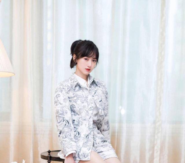 原创曾演张艺兴老婆今新剧开机穿轻纱裙配白色羽绒服美成全场焦点