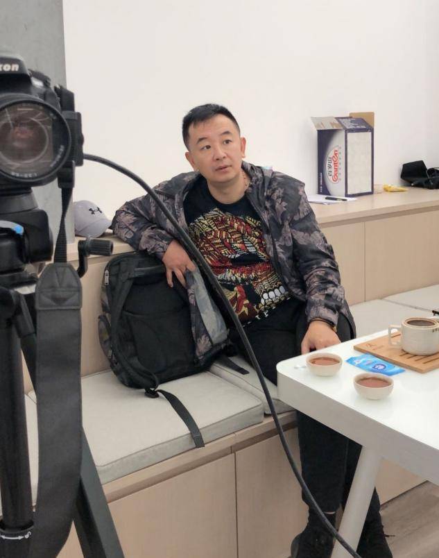 43岁海波近照曝光:开表演班辅导学生,身材发福啤酒肚明显_网友_刘梓墨