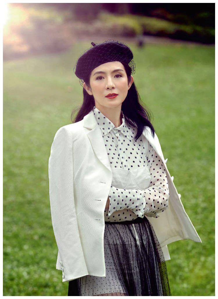 杨采妮45岁又怎样,一身印花连衣裙复古优雅高级,好气质哪惧年龄_魅力