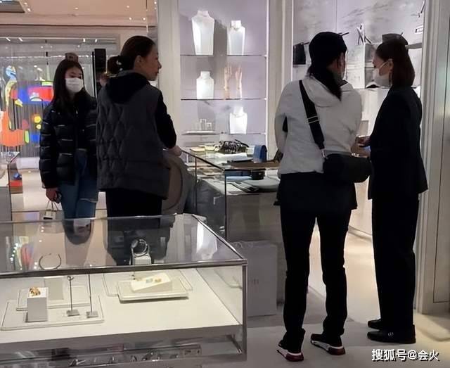 那英吉克隽逸休息室抽烟!素颜出镜动作熟练