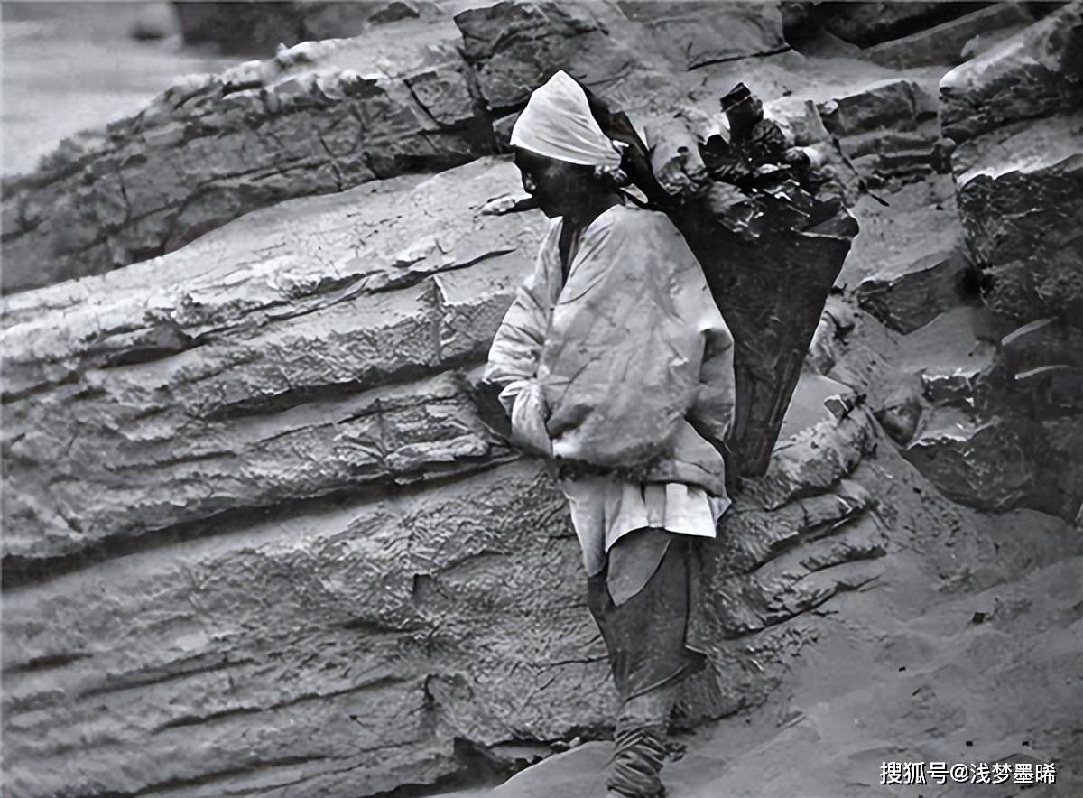 原创清朝年间两乞丐街头耍人面蛇让人心惊胆寒此非蛇而是人