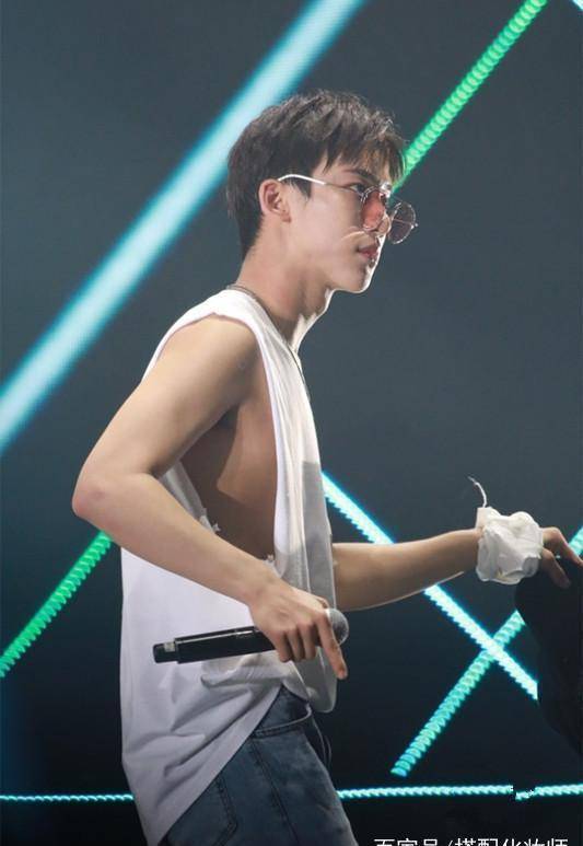 在这些小哥哥里面,看上去最man的应该是丁泽仁了吧,感觉他也没有怎么