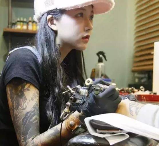 原创纹身师超讨厌的3类客人就算是大美女纹身师也不愿意纹