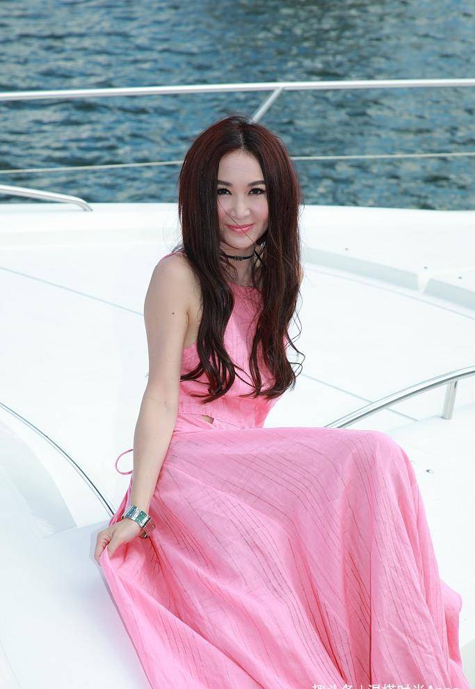 原创54岁温碧霞很迷人穿粉色连衣裙十分优雅连年轻人都不敢这么穿