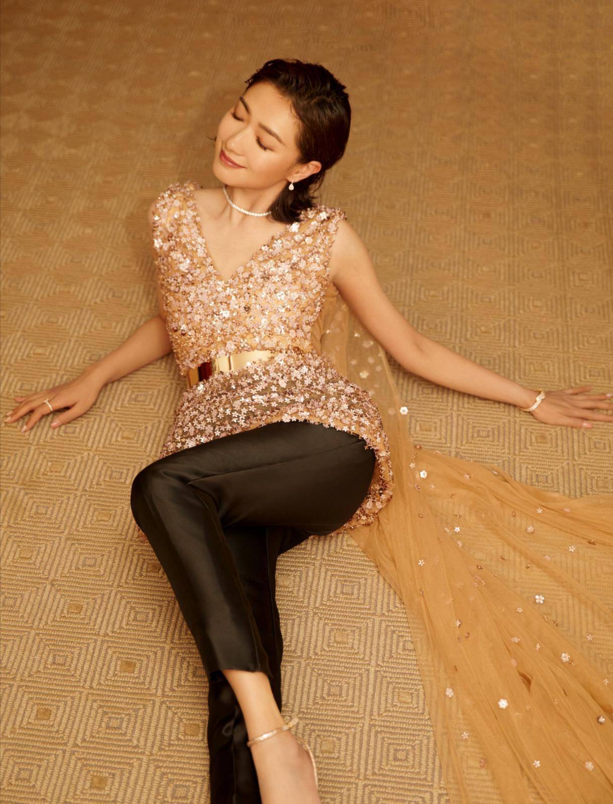 38岁万茜身材不输女团成员穿西装裙小秀豆腐腿笔直长腿惹人羡