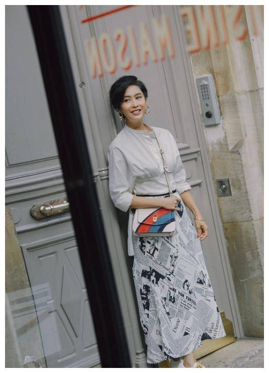 朱茵外网生图曝光 紫霞仙子变白晶晶 一点脂肪也没有 粉紫色