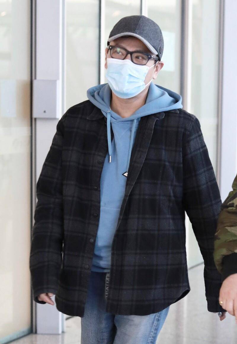 原创53岁情歌王子张信哲现身搭配随性接地气完全没明星架势