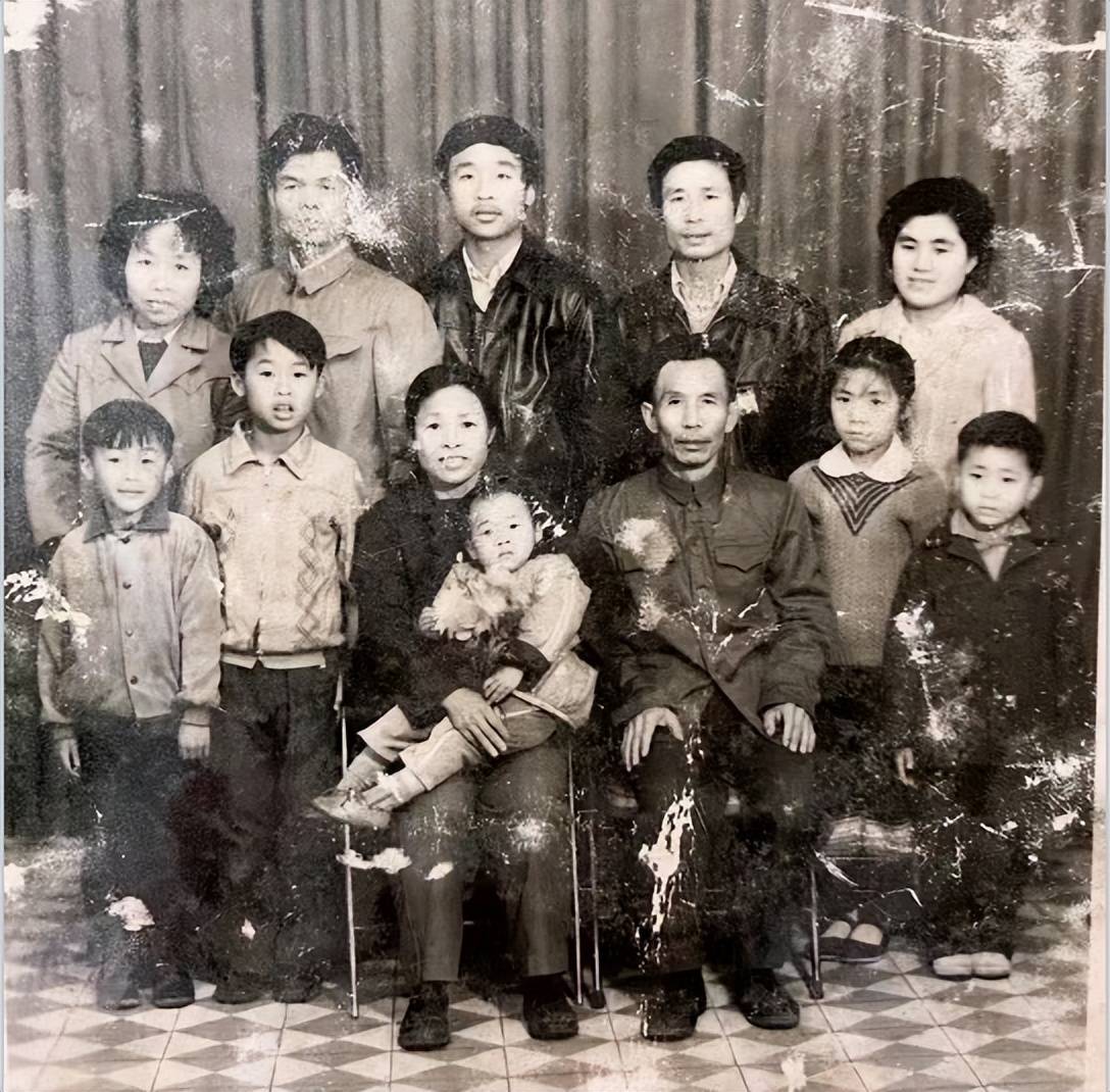 原创老照片六十年代大家庭合影多子多福生活淳朴
