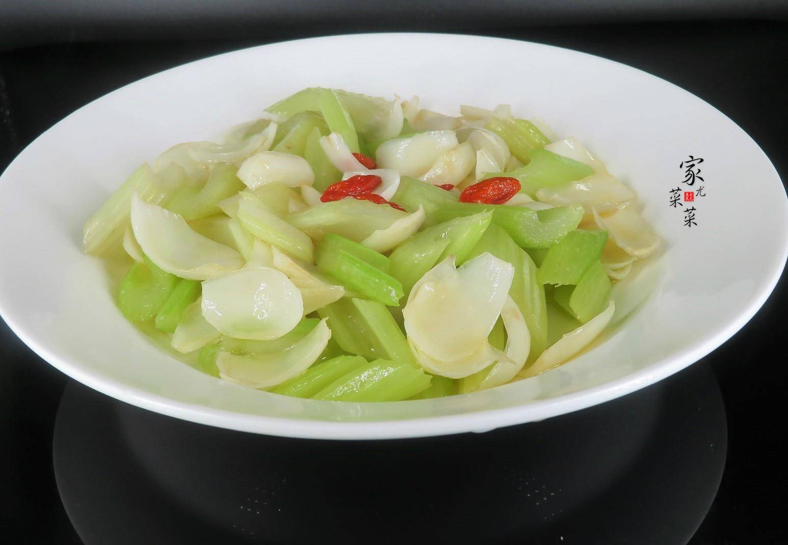 今天菜菜想与大家分享一道美味的家常菜:芹菜炒百合,做法简单,只要