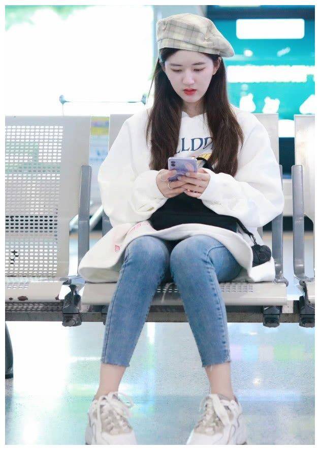赵露思身穿白色连帽卫衣,与脚型相配,不绑的牛仔裤,松下紧身裤,完美