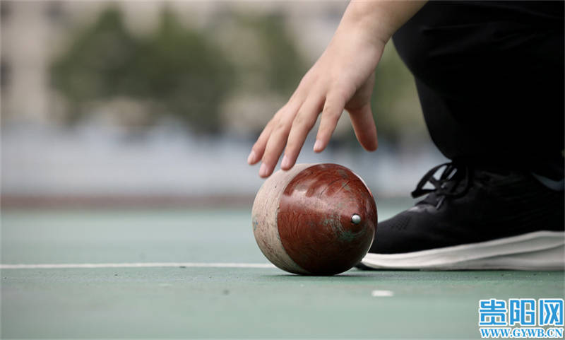 图击贵阳市第十一届少数民族传统体育运动会陀螺比赛