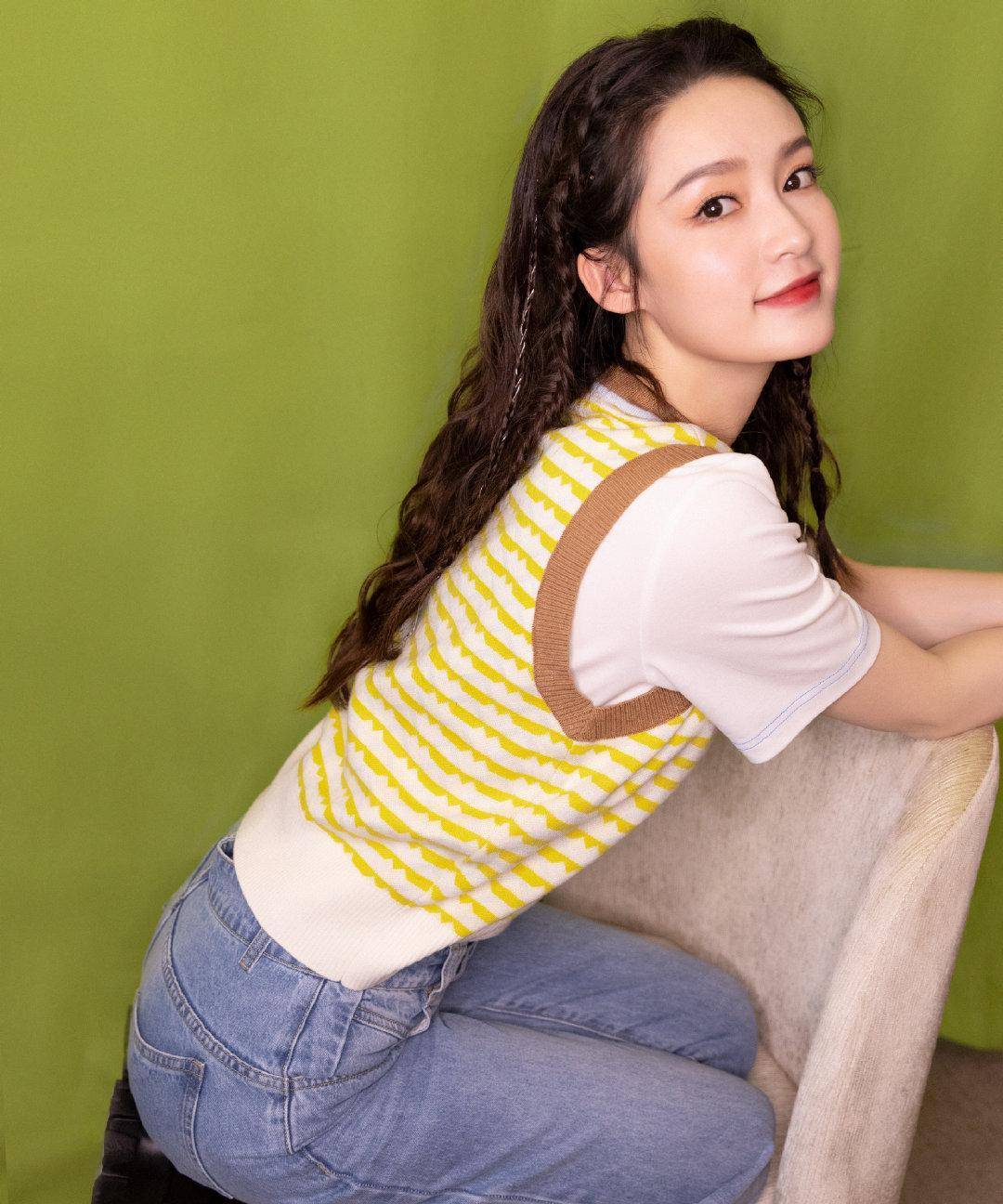 李沁清新糖果色穿搭好美,长发微卷温柔又甜美,俏皮可爱让人爱_时尚