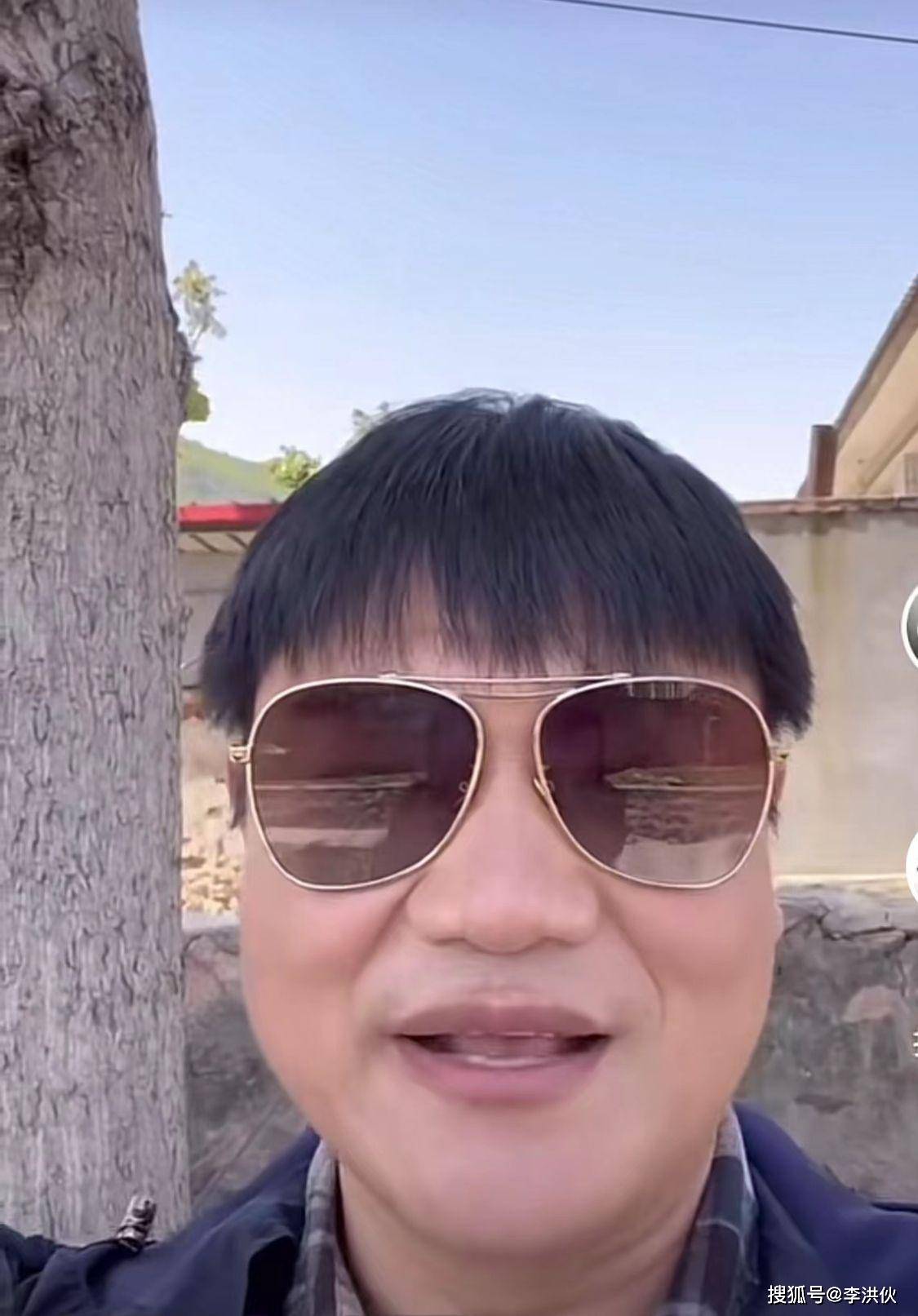 反诈老陈接广告,为烧烤店做宣传,网友:说好的离职